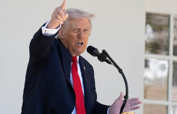 特朗普呼吁共和党动用“核选项”，结束政府关门危机
由于两党分歧严重，政府拨款法案