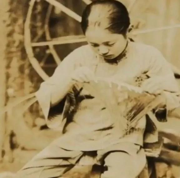 1892年的一天，山东有名的大户潘守廉走过济州的一条小巷时，看见路边有一个卖煎饼