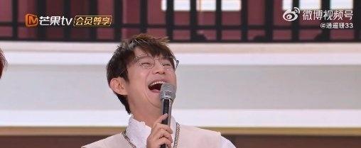 何炅何炅印象最深的是撒贝宁模仿机器人在闲聊春晚的欢乐时刻，何老师回忆起撒贝宁的机