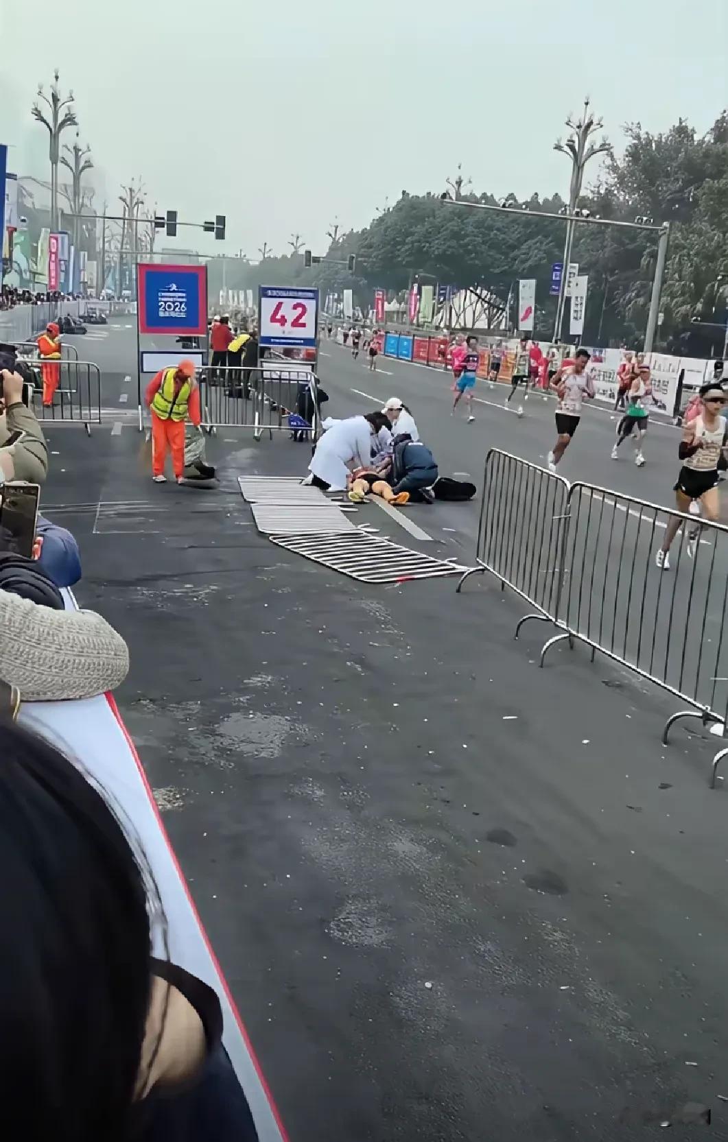 突发噩耗，重庆马拉松大赛中一业余大神选手在距离终点195米处倒地猝死，经过抢救无