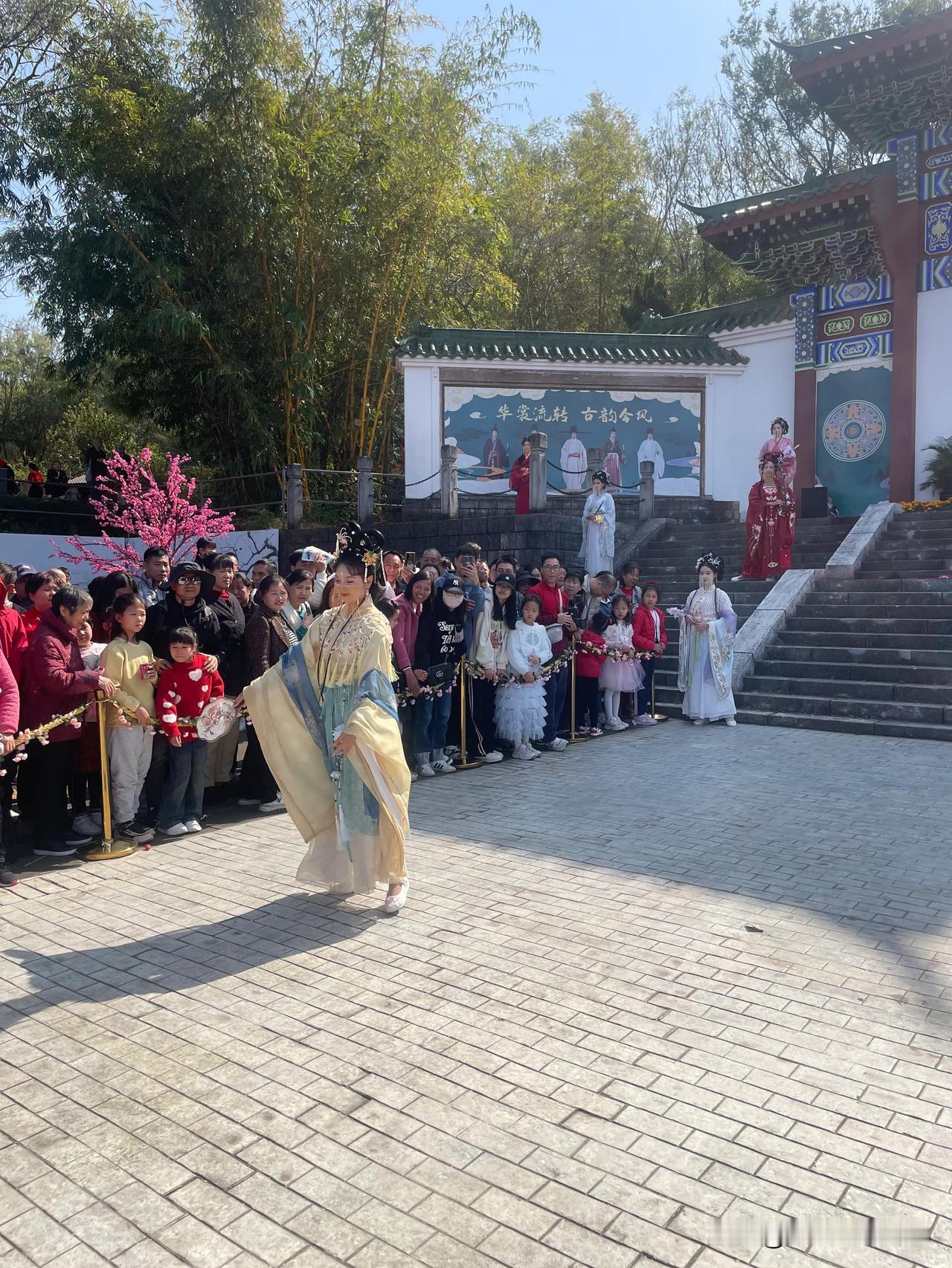 我的新年氛围感，踏入佛山南海影视城，瞬间被浓厚的节日氛围包裹。最引人注目的，当属