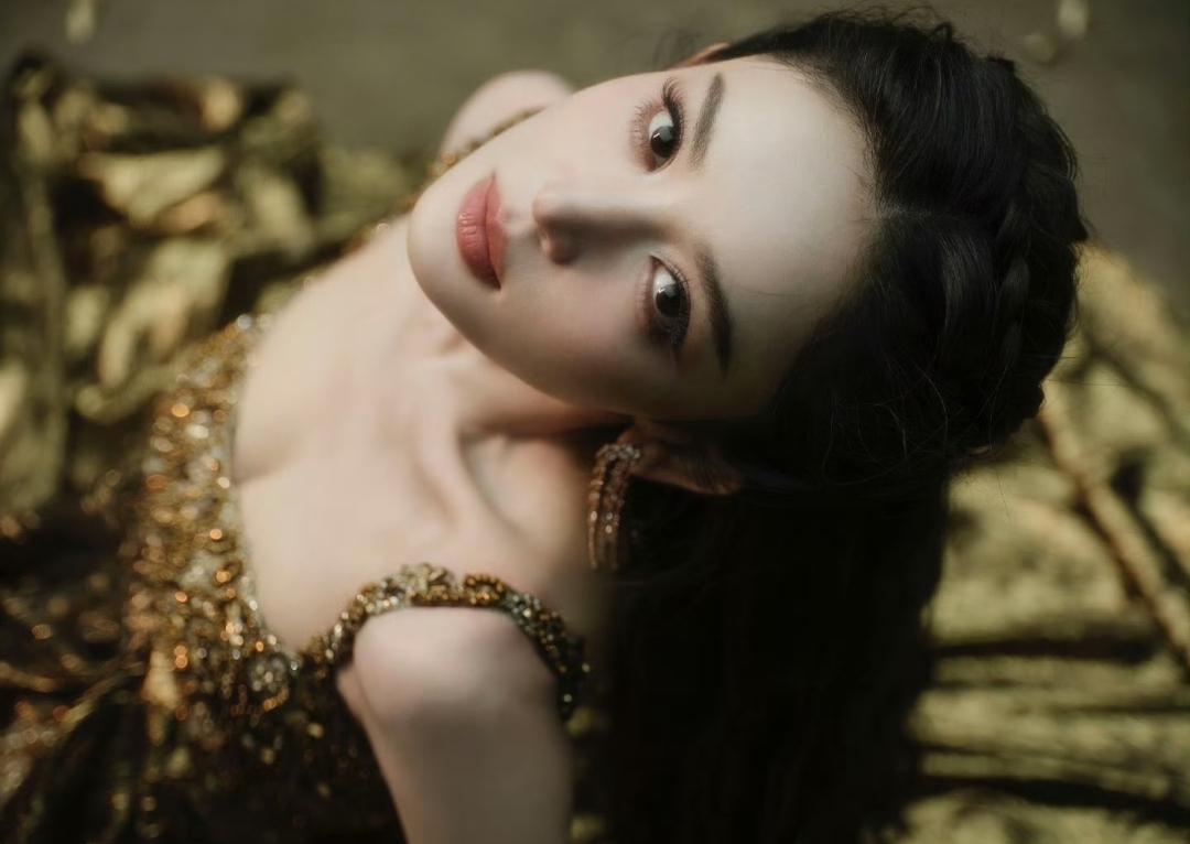 古力娜扎这个摄像师有点本事啊。

衣服美到发光是真的，但走光风险也直接拉满。
