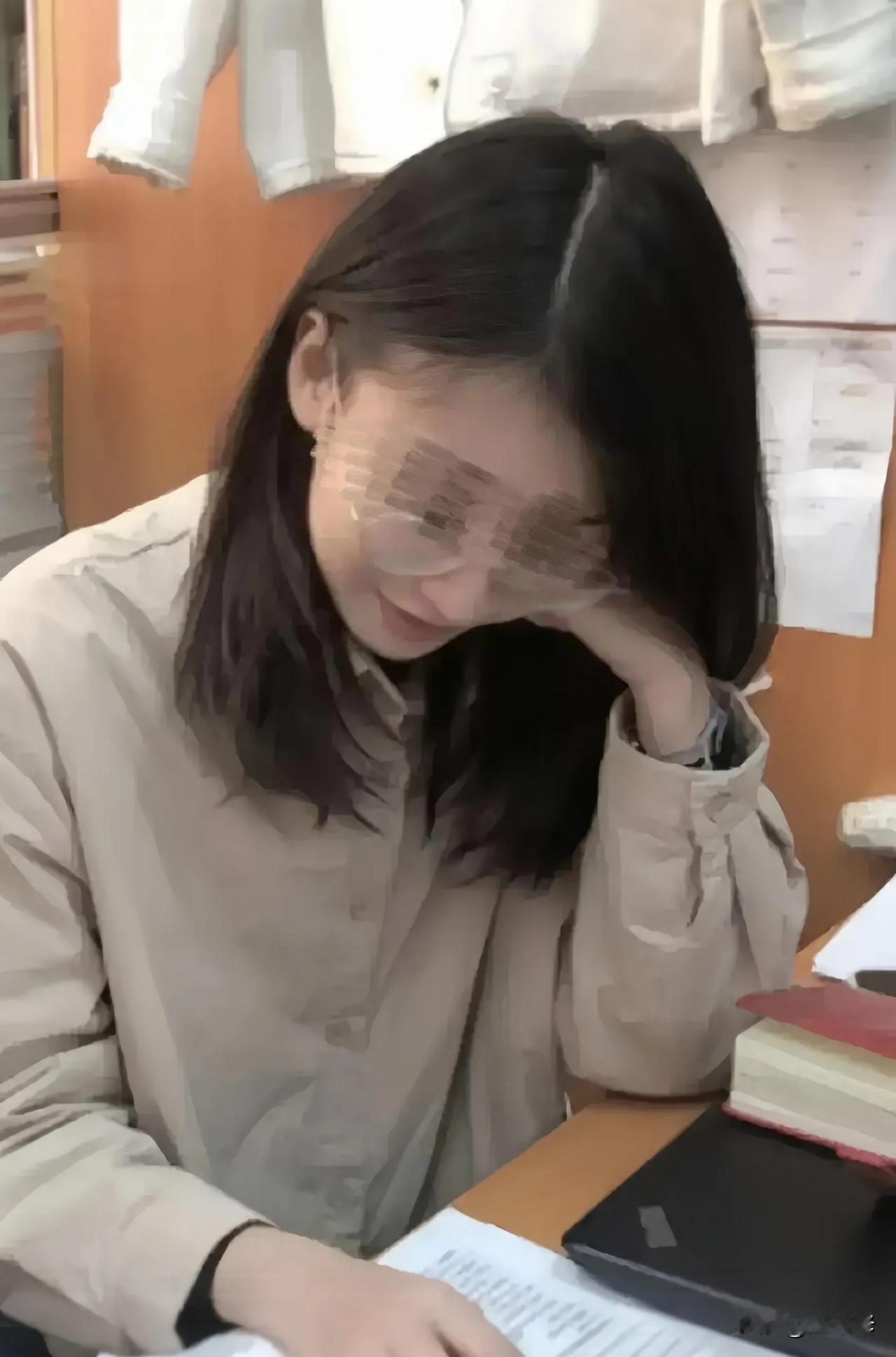 已婚女教师出轨16岁学生，要不要承担法律责任？

现有的法律法规写的一清二楚，网