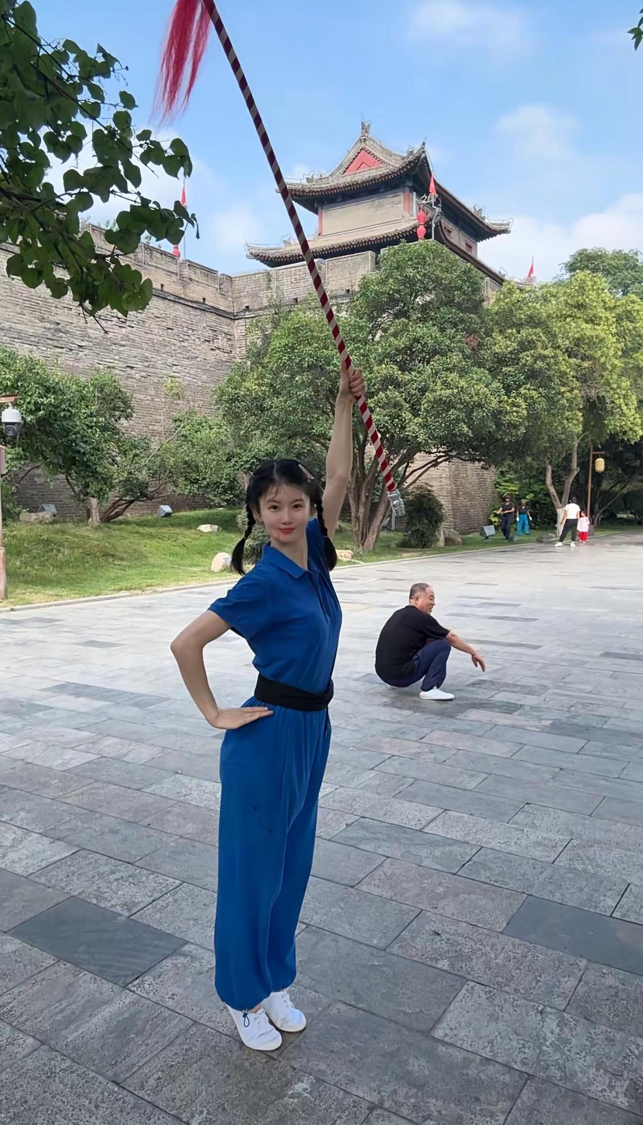 挑战👉陕西最像秦娥的女娃。打卡花姨教娥唱戏的同款拍摄地啦👉西安城墙东南角建门