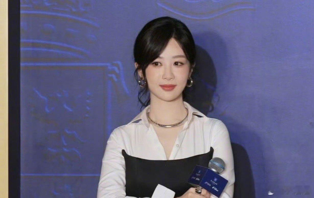杨紫黑白拼色连衣裙造型出席活动生图，杨紫现在好瘦啊～ ​​​