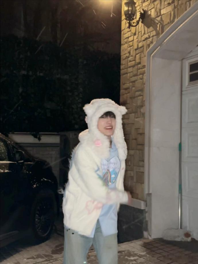 张泽禹live是毛茸茸雪宝  张泽禹在这次live里的造型太吸人眼球了，变身毛茸