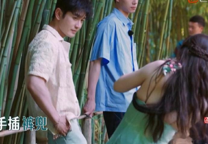 #虞书欣贴脸开大黄晓明# 虞书欣被黄晓明的拍照姿势油腻住了，直接贴脸问真的笑不活