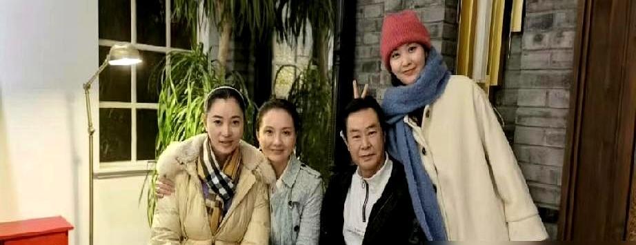 她救下的狼王遗孤，在七年后叼回了那条救命的红腰带。
 
格林把腰带轻轻放在她脚边