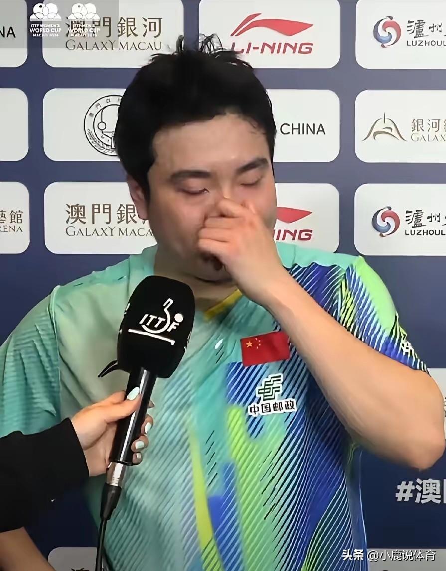 压力太大还想赢，
怎么可能不崩盘。
 
梁靖崑赛后直接哭崩，话说到一半哽咽停住。