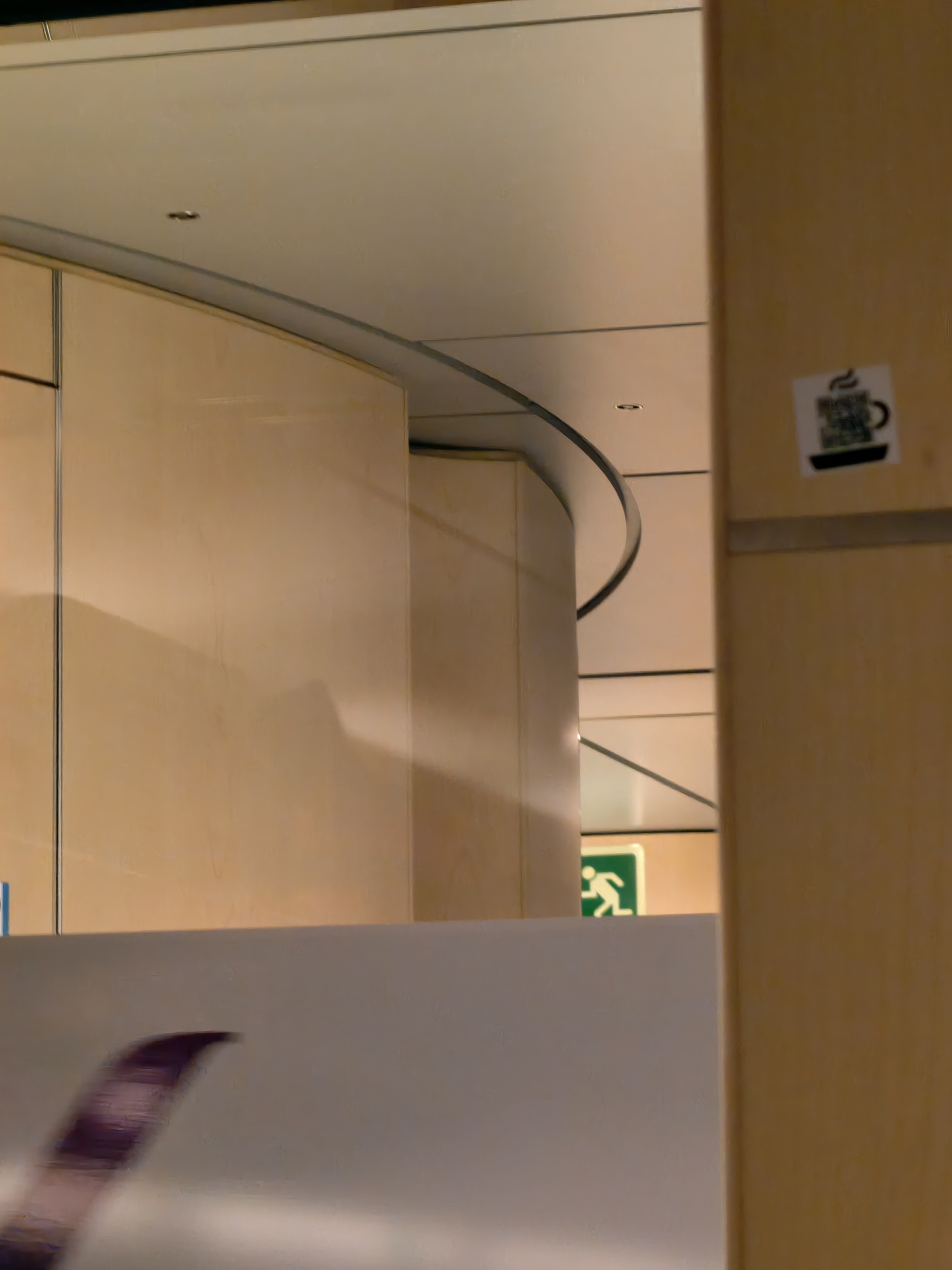 终于到马德里了，这趟巴塞罗那到马德里的高铁，途中最高时速差不多230公里左右，虽