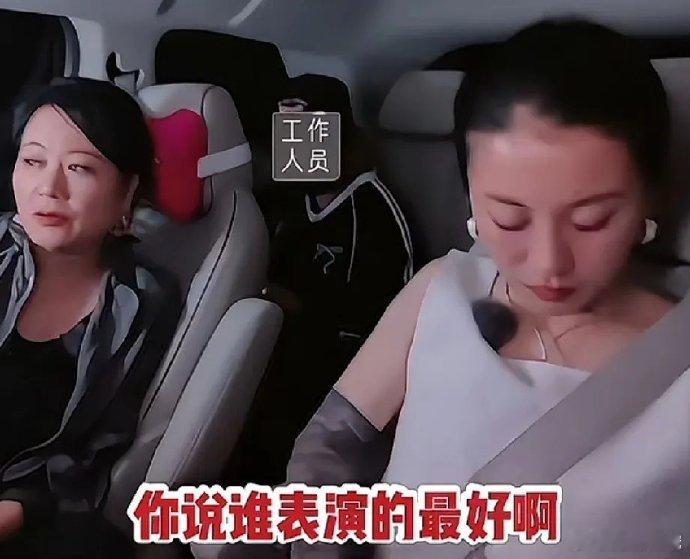 李嘉格因妈妈先夸黄圣依脱口秀最佳而气恼，觉自家孩子应优先获赞，妈妈补夸已晚，赶忙
