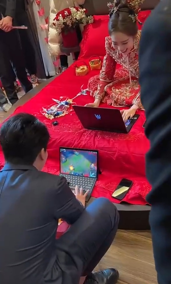 管泽元接亲挑战是用触控板和余霜solo没有鼠标，而是余霜后手选石头人打管泽元的V