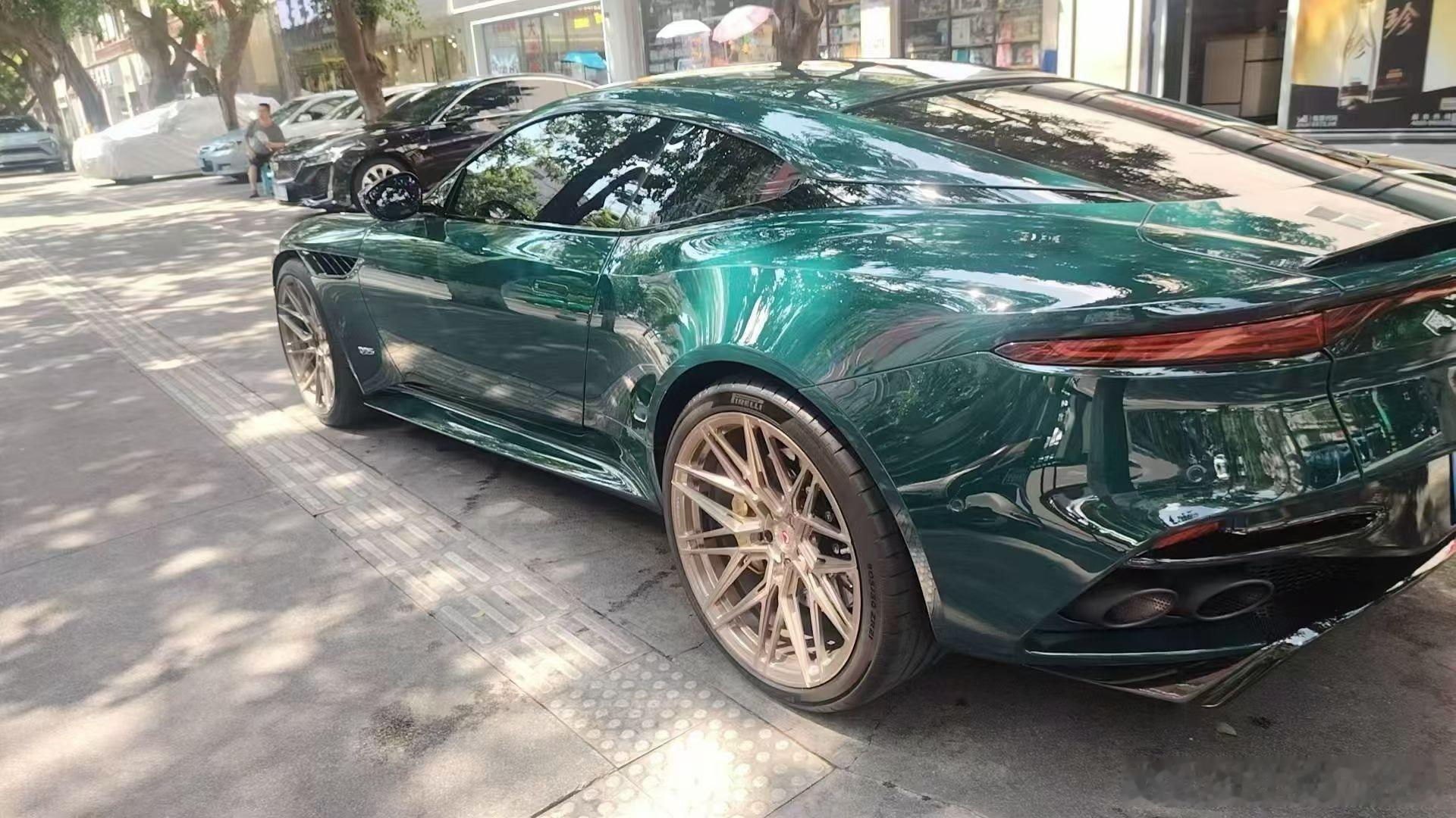 阿斯顿马丁DBS Superleggera，21年，英国赛道绿外观，行驶3600