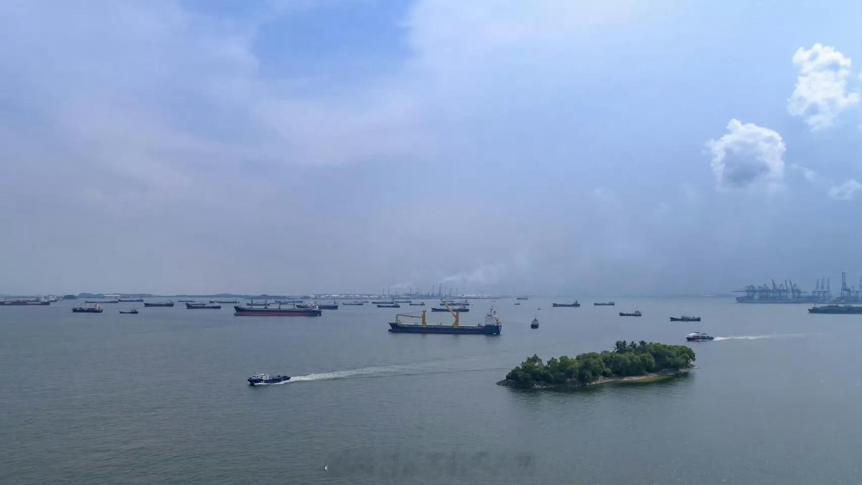 印尼肯定伊朗在霍尔木兹海峡收费，也想有样学样。但是人家伊朗是真的击退了美军，印尼