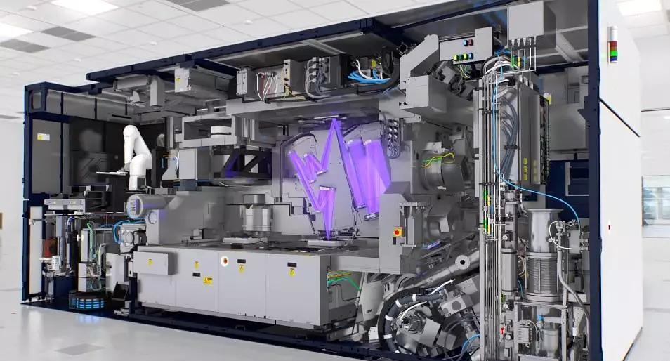 荷兰给ASML松了口子，中国还能继续买DUV光刻机。
这事儿看着是技术限制，实则