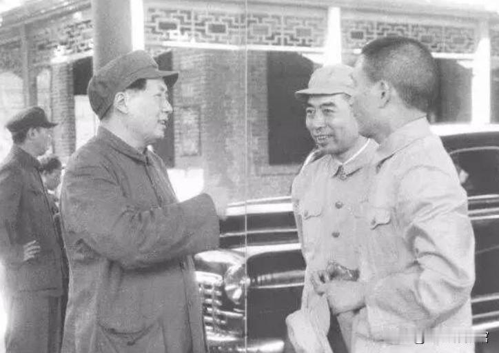 这是北平和平谈判时期珍贵留影，毛主席与周恩来、张治中交谈，三人驻足庭院车前，共商
