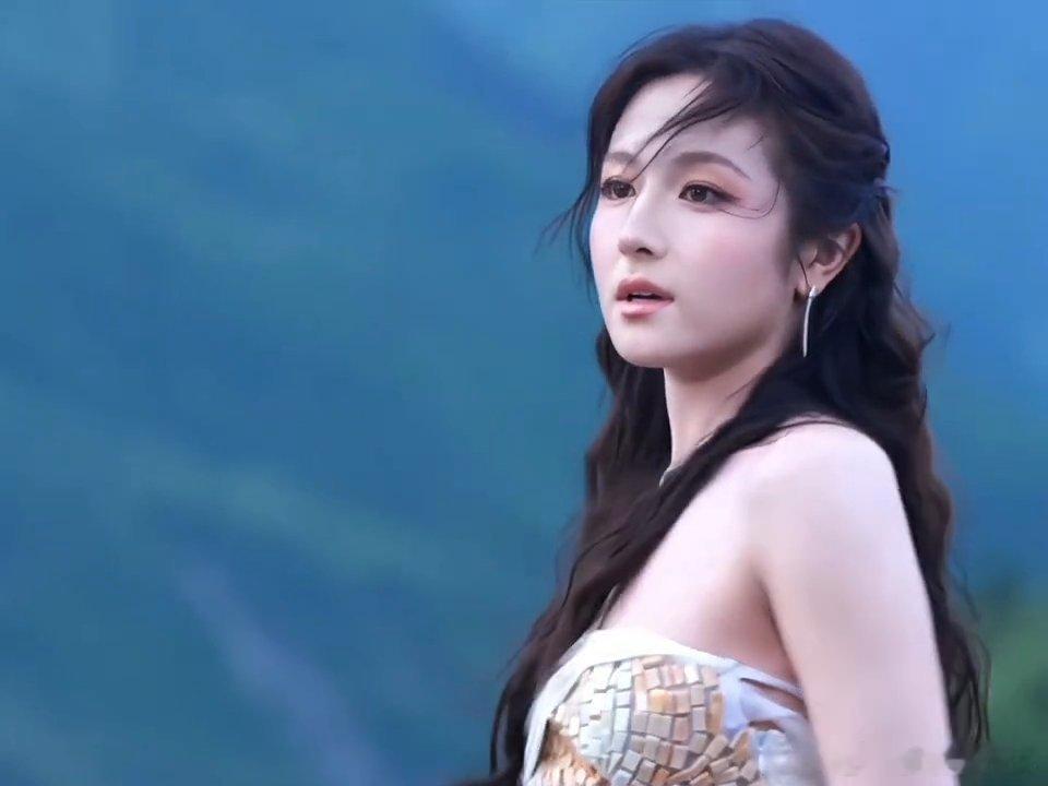 李兰迪 眉眼清甜灵动，气质温婉动人，李兰迪自带少女氛围感，一颦一笑都温柔治愈，妥