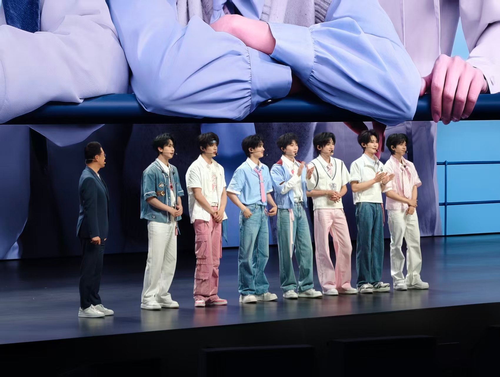 华为新品发布会，nova代言人时代少年团活力满分出场时代少年团亮相华为发布会