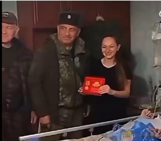 “祖国，永远不会忘记她的英雄。”
今天是个好日子，市民政局领导来到俄罗斯伤残英雄