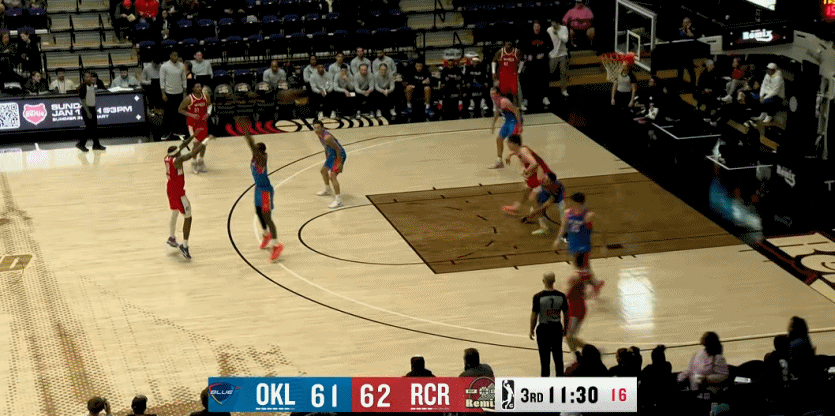 杨瀚森半场10分2篮板2助攻1盖帽，依然没什么球权，但只要给到内线，杨瀚森就能吃