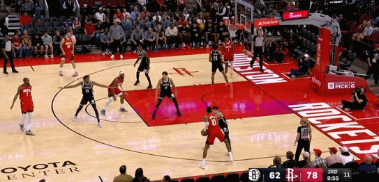 强突到篮下 ​​​