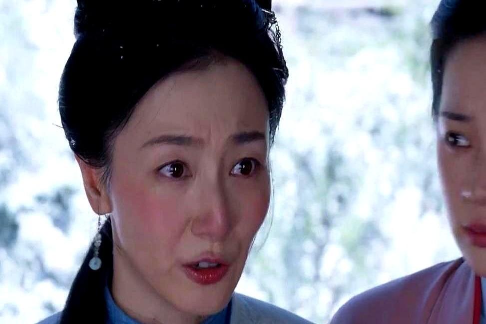 汉王谋反，全城大乱，他一个病秧子，却成了全家的顶梁柱。

他逼着妻妹脱下绫罗绸缎