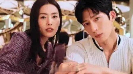 井柏然刘雯与李荣浩杨丞琳逛商场这次总算不是三个，是两对一起，幸福的恋人和好朋友。