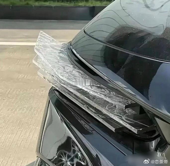 这种车灯，高速行驶跟刀片没有区别，怎么上路的 
