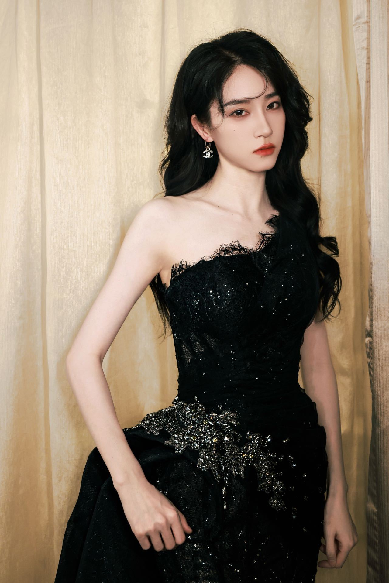 蒋芸 姐感 都美成啥了！这条黑色斜肩礼裙完美勾勒出姐的优雅线条和绝佳体态，一出场