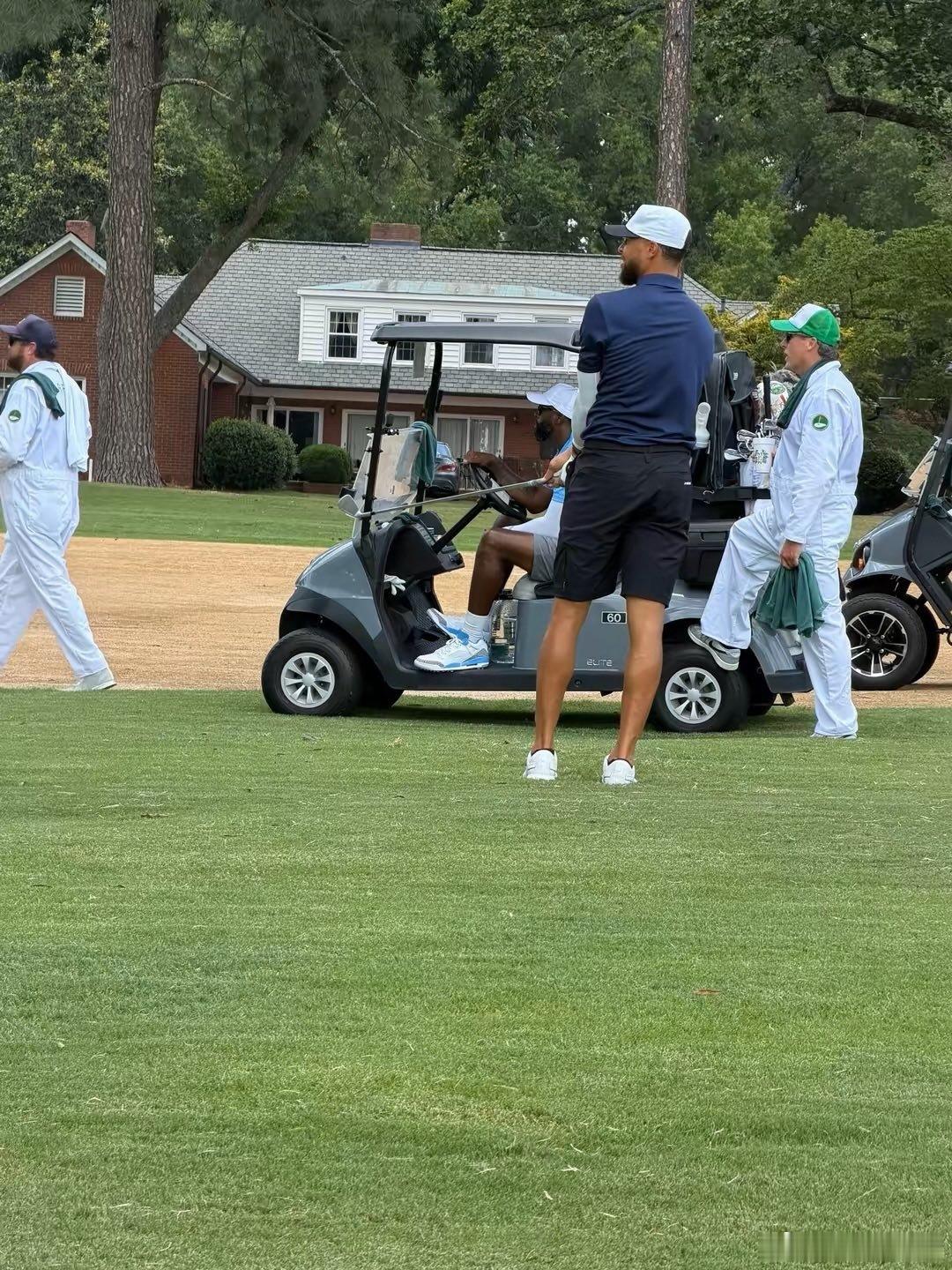 金州勇士 库里今天在夏洛特也打了高尔夫⛳️看来前几天的美国世纪高尔夫名人赛没打过