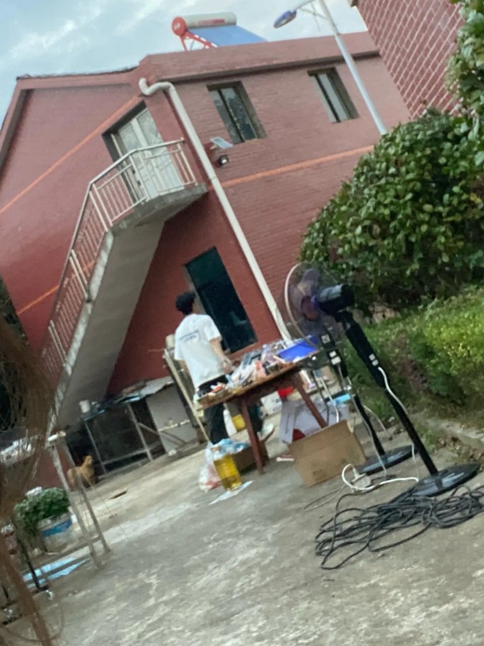 常年在外务工的邻居 帅气哥哥王星越