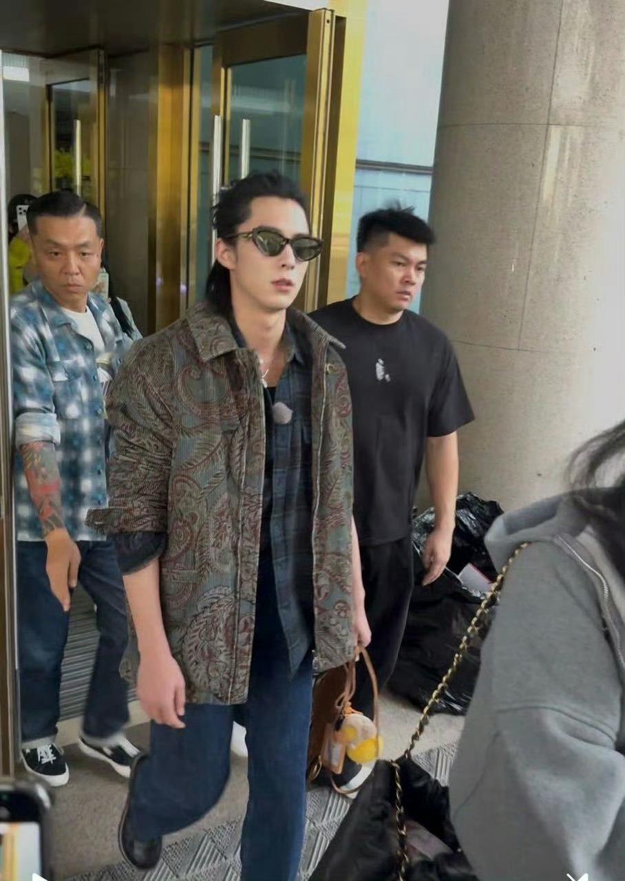 王鹤棣半扎发王鹤棣扎小辫子王鹤棣扎小辫子，好酷，蛙趣 ​​​