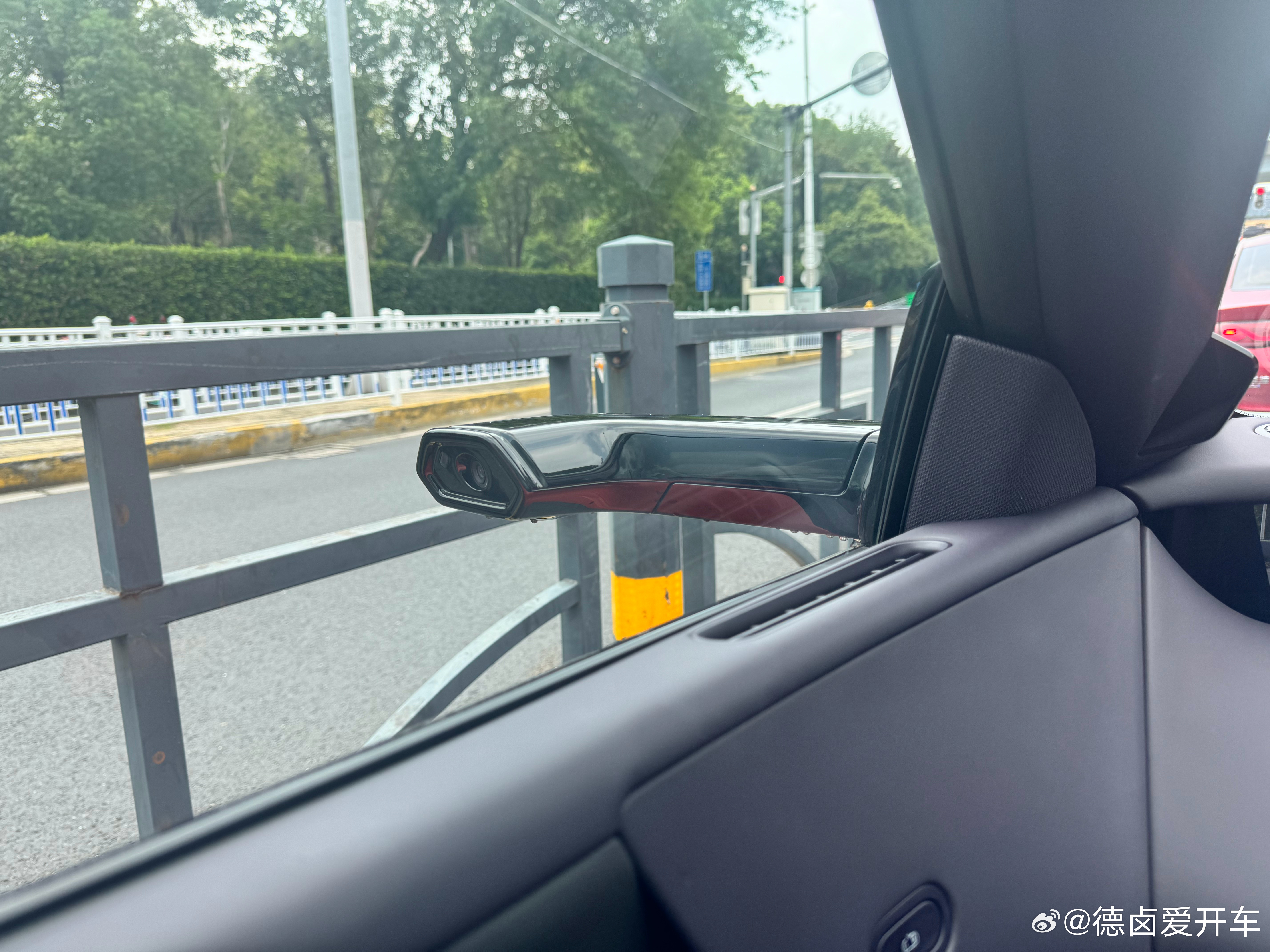 电子外后视镜是要适应一下，习惯性地看外面阿维塔06 ​​​