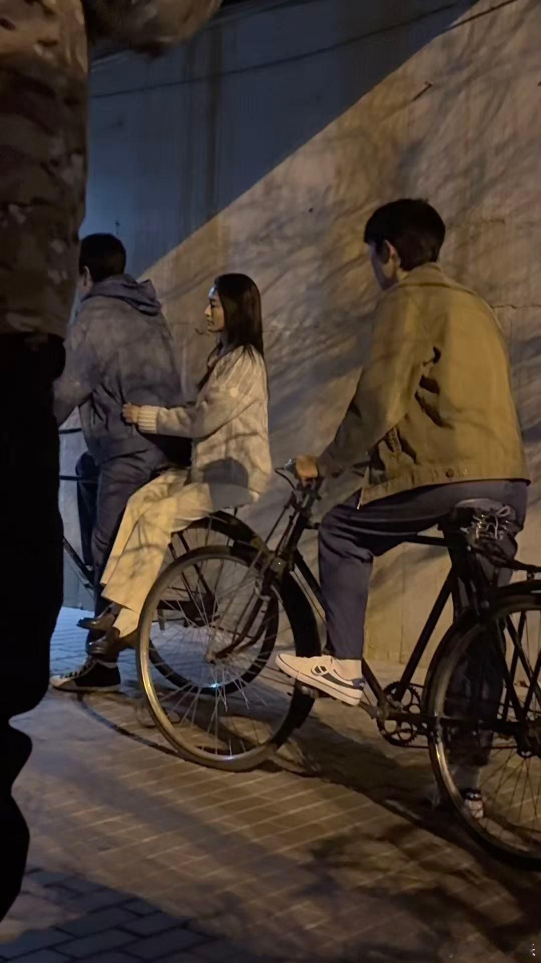 胡歌李沁共骑一辆单车路透胡歌、李沁《人间有味》路透，街头共骑一辆单车，年代感有了