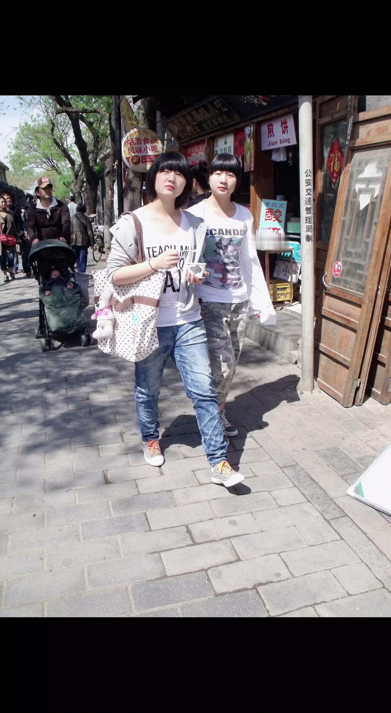 ✨老街光影里撞见两个复制粘贴的春天👭 脚步叠着脚步，时光都忍不住慢半拍⏳