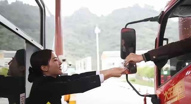 你的问题涉及中美高速公路建设和运营的根本差异，及其背后的经济逻辑。以下是对这一问