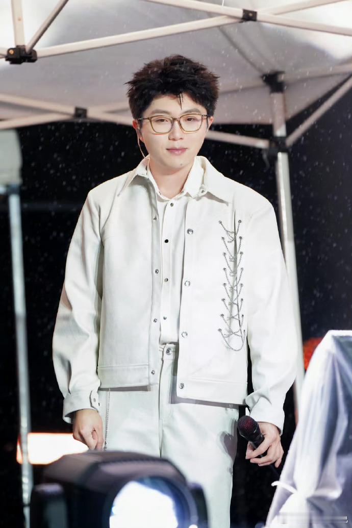 毛不易新歌《红》为《蜀锦人家》增色，谭松韵好友助阵！听ost、看搞钱，两人分工明