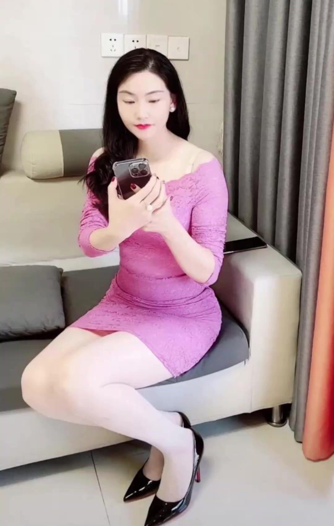 婚礼现场，我愣住了。新郎竟然是我多年未见的发小老王，新娘却是我前女友小美。这是什