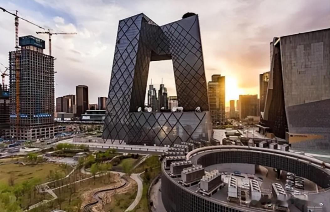 央视大楼，被俗称 “大裤衩”，多年以后，央视大楼的洋人设计师 “库哈斯” 在国外