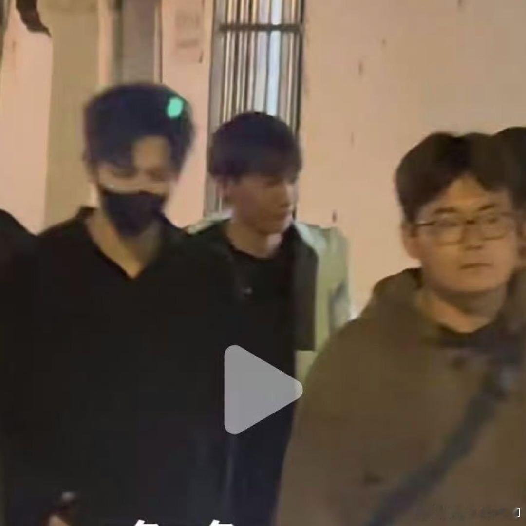 王安宇疑似被激光笔照射疑似王安宇下班被激光笔照射 真的好心疼哥哥 