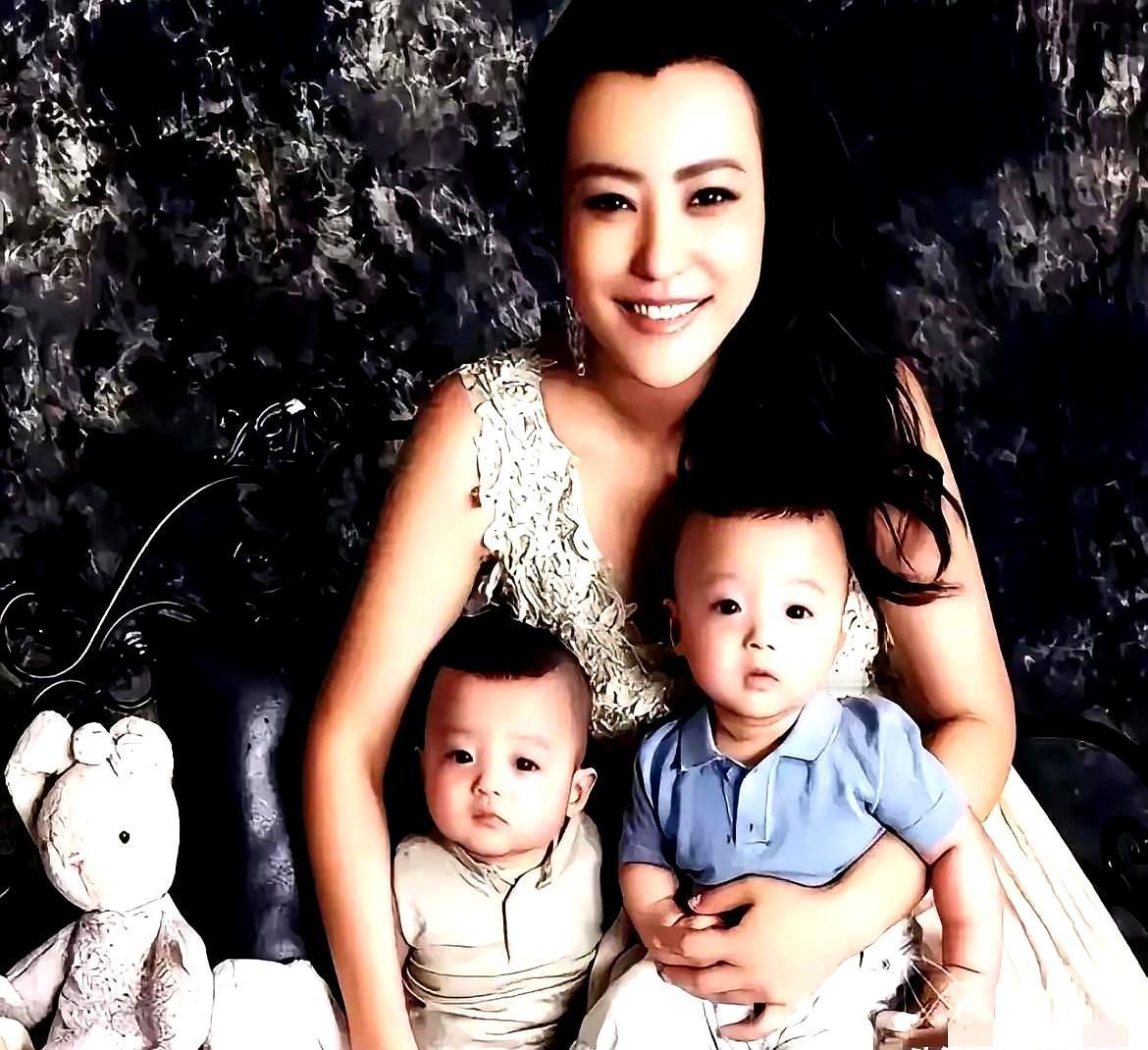 韩红当众硬要郝蕾的二宝 郝蕾一句话怼得全场笑喷
 
易立竞问韩红想不想生娃 韩红