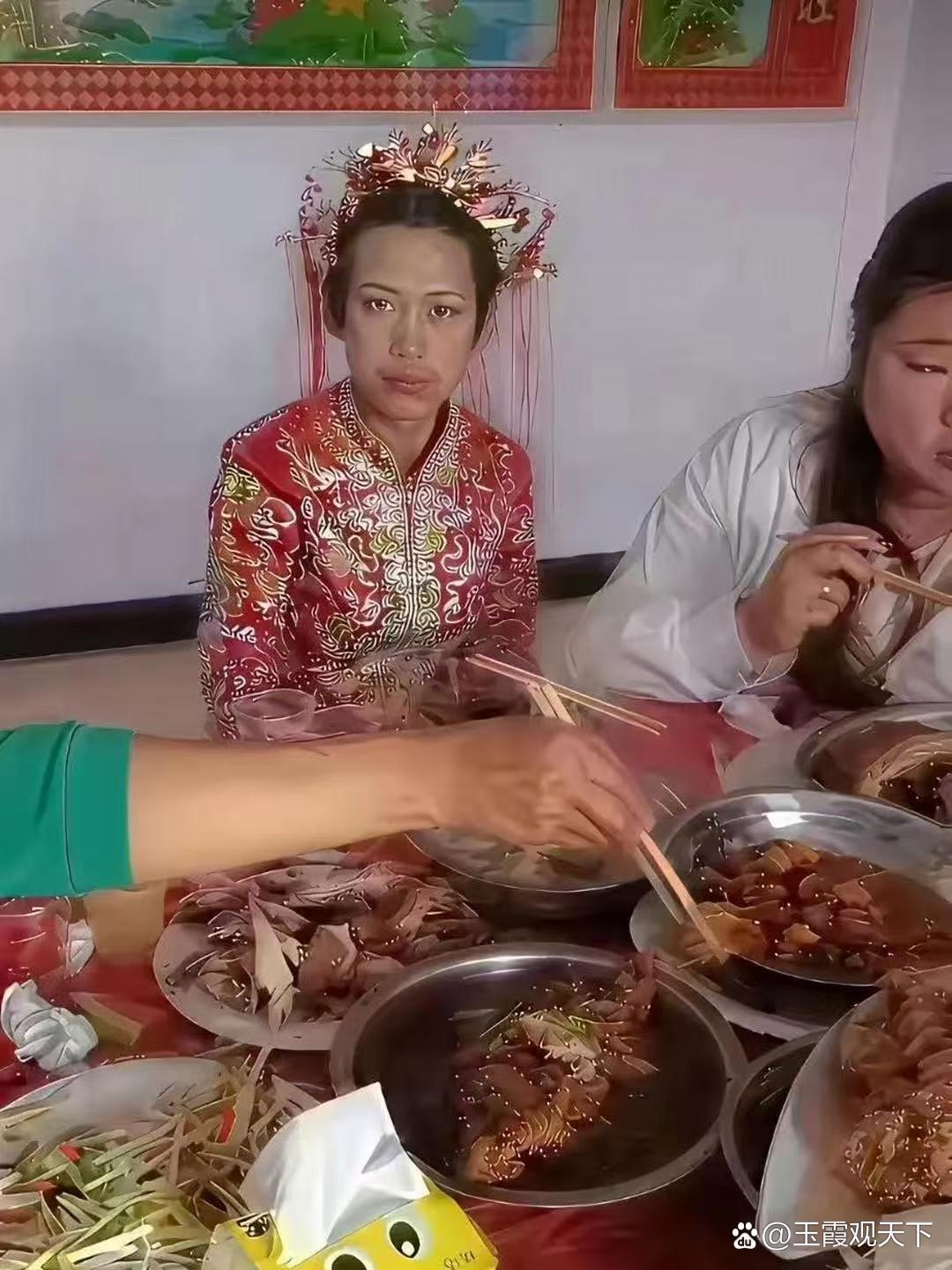 新娘长得挺好看，😂😂就是化的妆有点失败了 ​​​