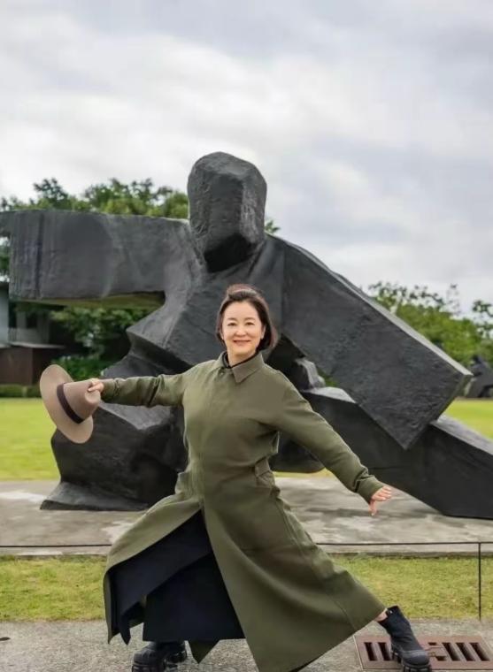 不少人心目中的女神，如今已经是72岁的老人了，不过她的状态颇为不错。
林青霞出生