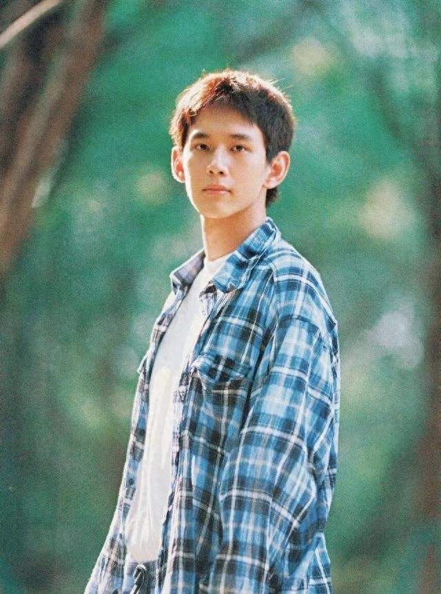 长得帅，演技好，也很有辨识度，可惜不红？他才28岁，路还长着
