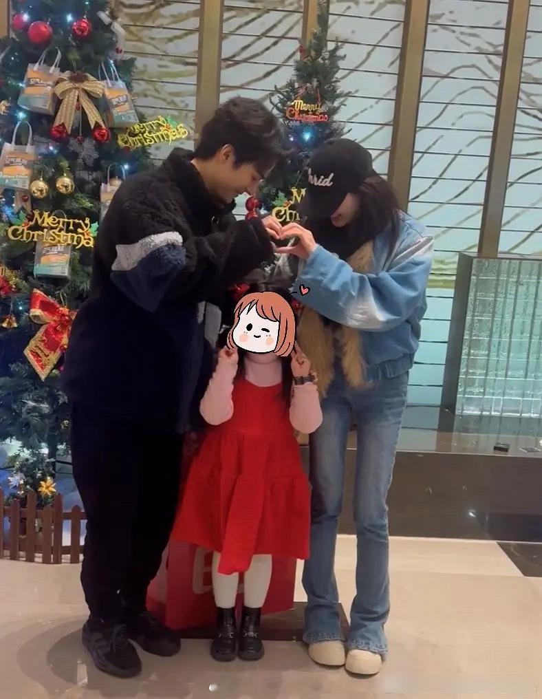 新图！好温馨，梦一个！[抓狂][舔屏][舔屏][舔屏]一家三口👨👩👧！嘿嘿