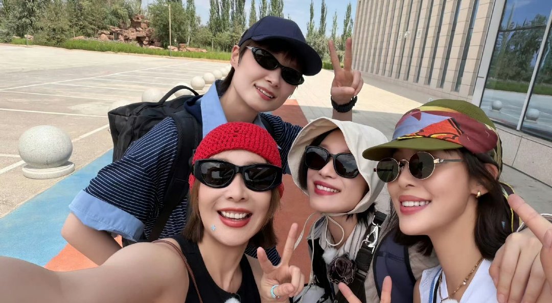 李宇春辛芷蕾高叶倪妮合照倪妮、高叶、辛芷蕾三位火象星座搭配水象的李宇春，碰撞出别