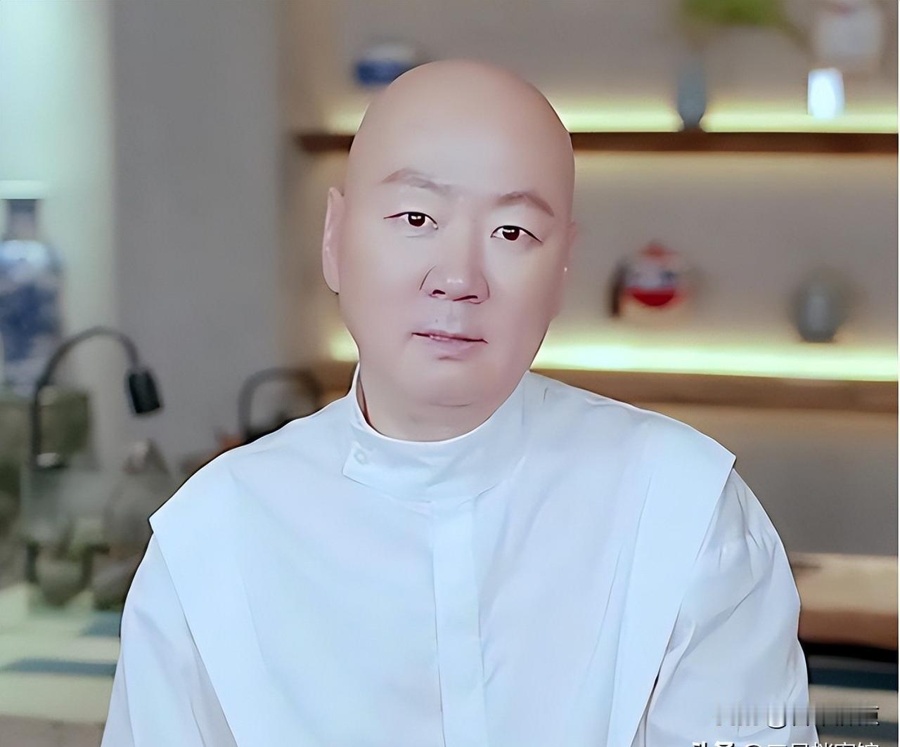 光头还在，春晚没了，他蹲在胡同口喂猫。
郭冬临今年59岁，没上春晚四年了，也没开