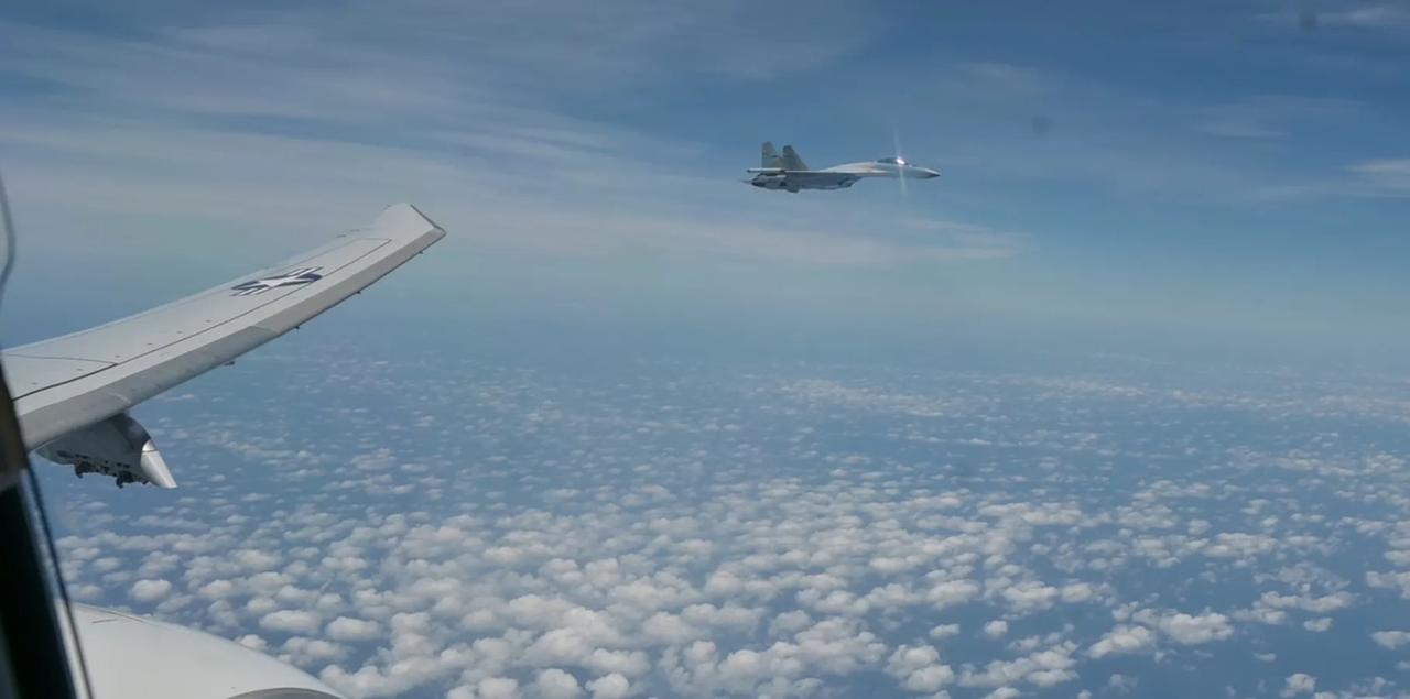 我军东部战区发言人李熹大校表示，今天，美军一架P-8A反潜巡逻机过航台海，并且公