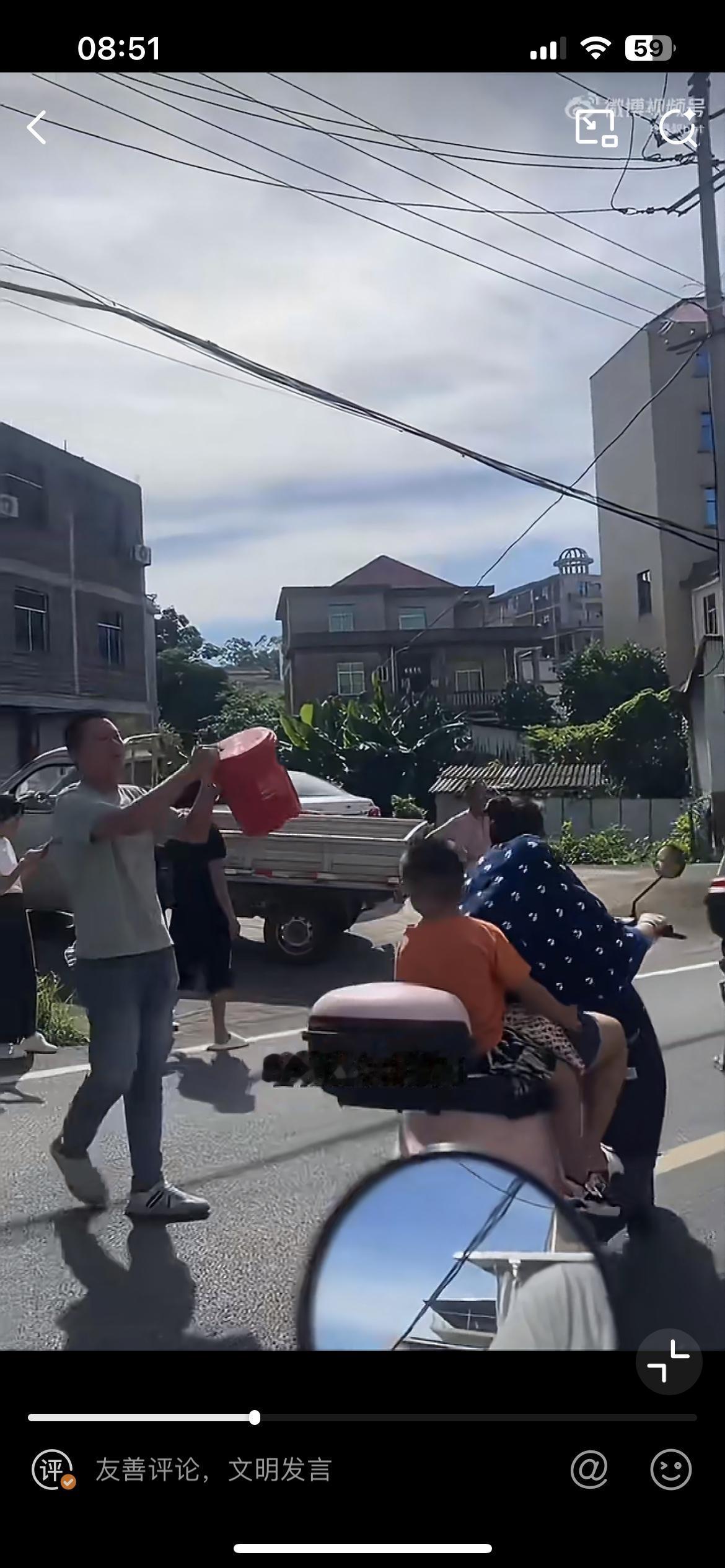 收了百万彩礼，女子在男方家住每天要价 1000 块，福建莆田男方家属当街顶红桶抗
