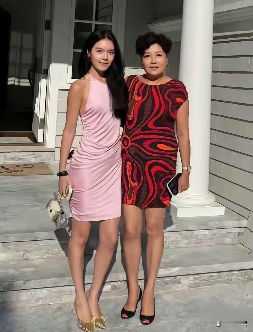 网传已故央视主持人李咏的遗孀哈文和女儿在美国的别墅前合影被曝光。李咏的女儿有着一